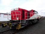 Vossloh G1000 BB der Hafenbahn Frankfurt am 26.03.14 in Hanau Hafen von einen Gehweg aus fotografiert 