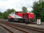 Vosssloh G1000 BB alias D2 der Hafenbahn Frankfurt am 03.05.14 im Hafen Hanau von einen Gehweg aus Fotografiert 