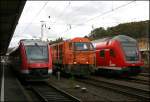 640 029 und 016 werden gleich als RB93  Rothaarbahn  nach Bad Berleburg aufbrechen, whrend auf dem Nebengleis Lok 43 (G2000) der KSW durch den Bahnhof rollt.