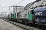 Die beide Vossloh G2000BB met Ruhrtalbahnfarbe ziehen VTG Falns durch Amsterdam am 24.02 2011.