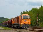 Ein sehr ungewohnter Besuch in Herdorf am 08.05.2013 (Ich habe sie hier noch nie gesehen).....

Nachdem die Lok 43 der KSW (Kreisbahn Siegen-Wittgenstein) einen beladenen Coilgüterzug gebracht hat, nimmt sie nun einen Güterzug mit  leeren wieder mit, den sie bis nach Kreuztal befördert. Dort besteht Anschluss an Züge der DB Schenker Rail Deutschland AG.

Die Lok 43 der KSW ist eine asymmetrische MaK G 2000 BB. Sie wurde 2002 bei Vossloh unter der Fabriknummer 1001327 gebaut und hat einen Caterpillar Motor 3516 B-HD mit 2.240 kW Leitung, die Höchstgeschwindigkeit beträgt 120 km/h. Sie hat die NVR-Nummer: 92 80 1273 018-2 D-KSW.