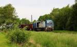 Seit Mai 2014 hat die Osthannoversche Eisenbahn die meisten Transporte auf der 
Werkbahn von Hasbergen nach Georgsmarienhütte übernommen. Am 6.5.2014 war V 1001 - 033, eine G 2000 der OHE, hier gerade mit einem Schrottzug in Hasbergen abgefahren. 
Links vom Zug befand sich übrigens früher der Bahnsteig des Hüttenbahnhofs in Hasbergen. - Die Natur kehrt zurück!