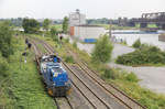 Duisport Rail 275 015 kommt mit einem leeren Containertragwagen vom Logport II.