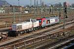 Blick vom Parkhaus am 09.03.2016 auf northrail/Sersa 1 275 008-1 und akiem/Captrain 187 014, als diese gemeinsam auf dem südlichen Stumpfgleis von Bahnsteig 2/3 im Badischen Bahnhof von Basel