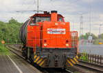 Chemion MAK 1206 1275 004-0 kommt mit einem Kesselwagen aus dem Ruhrgebiet nach Krefeld Uerdingen ins Chemiewerk und kommt aus Richtung Duisburg-Hochfeld-Süd und fährt durch Duisburg-Rheinhausen-Ost in Richtung Duisburg-Rheinhausen,Rheinhausen,Krefeld-Hohenbudberg-Chempark,Krefeld-Uerdingen.
Aufgenommen vom Bahnsteig in Duisburg-Rheinhausen-Ost.
Bei Sonne und Regenwolken am Nachmittag vom 30.4.2018.