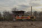 Lok 607 rangiert am ehemaligen Stellwerk an der Spitze des Landschaftsparks Duisburg-Nord (01.01.2022)