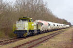 Am 10.04.22 wartet 275 820 der RBB mit der Übergabe aus Zschornewitz in Burgkemnitz auf die Ausfahrt von der Nebenstrecke auf das Hauptgleis nach Bitterfeld. Fotografiert vom Bahnsteig aus.