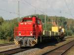 1275 833-2 der ATLD wartet südlich vom Bahnhof Zapfendorf auf freie Fahrt. Die Lok konnte mit ihrem Bauzug mit Kirow-Kran der Firma Hartung Bau vom Bahnübergang aus festgehalten werden. Die Aufnahme entstand am 10.09.2010 