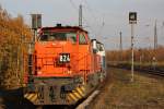 Die RBH Loks 824 und 830 fahren am 19.11.11 als Lz durch den Bahnhof Hohenbudberg Bayerwerke bei Krefeld.