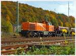 Die Northrail 275 020-6 eine Vossloh  G 1206 mit Seitenkippwagen der GBM Wiebe am 22.10.2013 beim Bahnhof Dillenburg, vermietet ist sie zurzeit an die HGB (Hessische Gterbahn GmbH, Buseck).