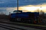 Am Abend des 25.02.2014 stand die HGB G1206 die auf die Nummer 275 502-3 hört, im südlichen Bahnhofsbereich von Müllheim (Baden) und wartet auf ihren nächsten Einsatz. Was die Lok in Müllheim zusuchen hat, weiß ich leider nicht.