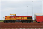 275 210-3 der MEG mit Hccrrs Wagen der ATG (jetzt DB-Schenker Rail Automotive GmbH)kurz vor der Abfahrt von dem Jade-Weser-Port.