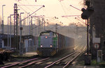 Duisport Rail 275 021 hat mit einem Containerzug aus dem Logport den Bahnhof Rheinhausen verlassen  und passiert zum Zeitpunkt der Aufnahme den Haltepunkt Rheinhausen-Ost.