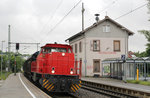 Eine G1206 der Bayerischen Cargobahn (BCB) durchfährt den Bahnhof Heidelsheim mit einem für das Unternehmen Heidelberger Druckmaschinen verkehrenden Verkehr von Amstetten nach