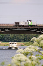Duisport Rail 275 021 begegnet unweit des Abzweigs Ruhrtal einem Binnenschiff das die Ruhr befährt.