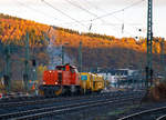 
Die 275 870-4 (92 80 1275 870-4 D-BUVL) eine Vossloh MaK G 1206 Mietlok der B & V Leipzig GmbH rauscht mit der P & T Universalstopfmaschine Unimat 08 - 275 3S Y (Schweres Nebenfahrzeug Nr. 97 43 41 523 17 - 9) der DGU (Deutsche Gleisbau Union) am Haken am 18.11.2016 durch Betzdorf/Sieg in Richtung Köln.