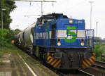 NIAG Lok 5 kommt mit einem Kalkzug aus Rohdenhaus nach Moers und kommt aus Richtung Duisburg-Hochfeld-Süd und fährt durch Duisburg-Rheinhausen-Ost in Richtung