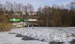 Am 03.03.2018 war ich eigentlich auf dem Heimweg von anderer Fotostelle. Weil ich da lang kam, hielt ich kurz mal in Oberkotzau und konnte dieses toll vereiste Stauwehr feststellen. Schön dick und verkrustet. Das tollste aber ist, dass der Fluss unter dem Eis in voller Geschwindigkeit weiter über das Wehr stürzte. Was zwei Wochen bis minus 16 Grad bewirken....
Natürlich musste dann gewartet werden bis auf der hinten vorbeiführenden Bahn sich was bewegte. Hier kommt die STEG V 1700 mit einer Elok im Schlepp von Süden (rechts). Später sah ich das Gespann in der Abstellung in Hof Hbf...