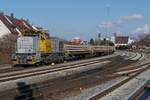 Im Zusammenhang mit Gleisbauarbeiten zwischen Friedrichshafen und Kressbronn rangiert am 16.03.2018 die 277 031-1 der Schweerbau GmbH zehn beladene Schwellenwagen im Bahnhof von Friedrichshafen.