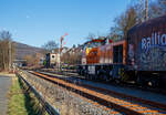 Nun hat der lange Übergabezug der KSW am 03.03.2023 im Bahnhof Herdorf Signal Hp 2 (Langsamfahrt) und die Fahrt nach Dillenburg kann beginnen. Es wird im Sandwich gefahren, vorne zieht die KSW 42 (92 80 1277 902-3 D-KSW), eine Vossloh MaK G 1700 BB und.....