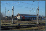 1277 030-3  Tatjana  der Schweerbau steht am 28.01.2024 vor der ehemaligen Wagenwerkstatt im Bahnhof Nordhausen.