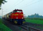 Eine 1700 MAK der Neusser Eisenbahn ist mit einem Kalkzug bei Tilmeshof zu sehen.