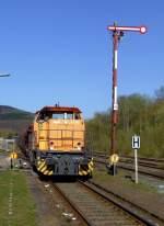 Kreisbahn Siegen-Wittgenstein  (KSW)  Lok 42, eine Vossloh G 1700 BB (F.-Nr. 1001108, Baujahr 2001) fhrt mit Gterzug (bergabefahrt) am 23.04.2010 im Bereich vom Bahnhof Herdorf in Richtung Betzdorf.