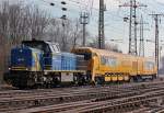 V2302 der EVB/MWB mit  Vossloh Highspeed Grinding  Fahrzeug im Schlepp in Gremberg am 15.03.2013