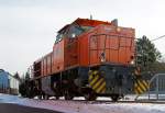 Die Lok 42 (eine MaK 1700 BB) der KSW (Kreisbahn Siegen-Wittgenstein) drckt einem Gterzug mit Rundstahl beladenen Res-Wagen, am 18.03.2013 in Burbach/Siegerland, auf dem Werksanschlu zum dem Blankstahlwerk. 

Die Aufnahme konnte ich von einem ffentlichen Parkplatz machen.