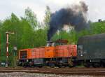 Herdorf am 08.05.2013

Nein keine Dampflok, es ist doch noch eine Diesellok...

Die Lok 42 (eine MaK 1700 BB) der KSW (Kreisbahn Siegen-Wittgenstein) zieht nun den schweren Coil-Güterzug, den die Lok 43 (Mak  G 2000) gebracht hat, vom DB Gleis 4 auf den Rangierbahnhof (Betriebseinrichtung Freien Grunder Eisenbahn) der KSW. Von dort wird sie ihn dann später nach Neunkirchen-Salchendorf, auf dem KSW Gleis (ehem. Freien Grunder Eisenbahn), ziehen.

Die Lok 42 ist eine Vossloh G 1700 BB (F.-Nr. 1001108, Baujahr 2001).
