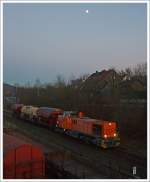 Beim allerletzten Licht....
Die Lok 42 (277 902-3) der KSW  (Kreisbahn Siegen-Wittgenstein) eine MaK 1700 BB kommt am 13.12.2013 (16:41 Uhr) aus Burbach-Würgendorf mit drei Güterwagen, über die KBS 462 (Hellertalbahn), in Herdorf an. 
Danach wird im Rangierbahnhof (Betriebseinrichtung Freien Grunder Eisenbahn) der KSW (links im Bild), der bereitstehende Güterzug noch angehangen und bringt den kompletten Zug dann nach Kreuztal.