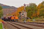 . Farbenfrohes Herdorf – Die Farbgebung der Zuges reiht sich nahtlos in die prchtigen Farben der Natur ein. Die Lok 46 (92 80 1277 807-4 D-KSW) der Kreisbahn Siegen-Wittgenstein (KSW) fhrt am 30.10.2015 mit ihrem bergabe-Gterzug von Herdorf via Betzdorf nach Kreuztal am tollen Stellwerk Ho in Herdorf vorbei. Bei der Lok handelt es sich um eine Vossloh G 1700-2 BB (eingestellt als 92 80 1277 807-4 D-KSW), sie wurde 2008 unter der Fabrik-Nr. 5001680 gebaut. (Jeanny)