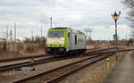 285 111 rollt am 05.03.17 ohne den Sodazug aus Stassfurt in den Chemiepark Bitterfeld wo sich der Standort der RBB befindet.