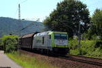 285 118-7 von Captrain zieht ein paar Güterwagen durch Rathen in Richtung Pirna.