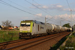 Captrain 285 111 mit einem Kesselzug fährt am 09.05.2016 der Abendsonne entgegen. Aufgenommen bei DD-Stetzsch. 