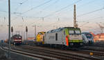 Nachdem 106 004 vom Lokzug abgesetzt hatte und Lz nach Leipzig aufbrach schob 293 900 am 04.12.16 in Bitterfeld 285 111 auf´s Abstellgleis.
