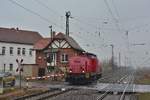 293 016-3 von Oiltanking passiert soeben das Stellwerk Stumsdorf und fährt weiter gen Halle.