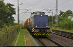 VDE 8 Komplexmaßnahme Halle Rosengarten–Angersdorf
▶ Standort: Hp Teutschenthal Ost (Eisdorf)

Nachschuss auf 293 515-3, die die Material-Förder-und Siloeinheiten MFS 40-91 und MFS-100 im Rahmen der Gleisbauarbeiten von Angersdorf zum Bahnhof Teutschenthal schiebt.
Die Fuhre kam mehr als überraschend, da hier – vom Aufnahmezeitpunkt ausgehend – seit 9 Monaten keine Züge fahren.

🧰 ESL GmbH (Eisenbahn Service Lübbenau) | JumboTec GmbH
🚩 Bahnstrecke Halle–Hann. Münden (KBS 590)
🕓 15.9.2021 | 13:12 Uhr