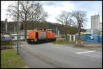 RTS Swietelsky 293 002 (V100 Ost) fährt am 16.02.2024 Lz im Hafengebiet von Würzburg-Zell zum Rangierbahnhof. Die Lok hatte zuvor leere Kesselwagen aus dem Shell Tanklager abgeholt und volle dorthin zugestellt.