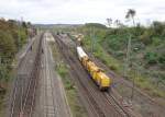 Nochmal ohne Bearbeitung. 293 008 und 293 007 ziehen ihren Bauzug aus Richtung Osten kommend durch Eichenberg gen Sden. Aufgenommen am 05.10.2011.