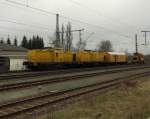 293 007 und 293 008 mit Bauzug in Mehlteuer, gesehen am 18.04.2015