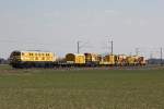 H.F.Wiebe Lok7 (320 001) am 7.4.13 mit einem kurzen Bauzug auf dem Weg von Rdesheim nach Meppen bei der Durchfahrt durch Neuss-Allerheiligen.