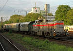 Vossloh G12 4120 001 mit einem Leerpark historischer Wagen in Köln West am 18.05.2017