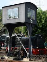 Die Lokomotive V 36 412 hinter dem Stellwerk Dmf auf dem Gelände des Eisenbahnmuseums Bochum-Dahlhausen.