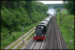 Mit vereinten Kräften wurde am 4.6.2006 der ET Sonderzug von Lengerich nach Osnabrück überführt. Während V 36412 als Zugfahrzeug im Einsatz war, schob hinten die Gast Dampflok 24009 kräftig nach. Die Aufnahme entstand kurz hinter dem Lengericher Tunnel in Richtung Osnabrück.