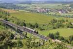 Richtig klein wirkt die V 36 204 mit ihrem auf 4 Wagen verzürzt Zug am mächtigen Viadukt von Epfenhofen. (06.06.2014)