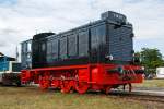 Die DB V 36 107, ex DB 236 107-9, ex RLM 36280, am 14.06.2014 im DB Museum Koblenz-Lützel. 

Die Wehrmachtlokomotive vom Typ WR 360 C 14  (Wehrmachtlokomotive für Regelspur mit 360 PS, Achsfolge C und einer Achslast von ca. 14 t) wurde 1940 von der Berliner Maschinenbau AG (BMAG) unter der Fabriknummer 11216 gebaut und als Lok 36280 an RLM – Reichsluftfahrtministerium / Luftwaffe geliefert. Nach dem Krieg verblieb sie im Westen und kam so zur Deutschen Bundesbahn (DB), hier wurde sie bis 1968 als DB V 36 107 bezeichnet, mit Einführung des DB-EDV-Nummernschemas wurde sie als DB 236 107-9 bezeichnet, bis sie 1977 bei der DB ausgemustert wurde. Nach der Ausmusterung blieb sie in Bremen als zur museale Erhaltung bzw. als Denkmallok, bis sie 2013 zum DB Museum Koblenz-Lützel kam.


Gebaut wurden die Loks für explosionsgefährdete Standorte der Wehrmacht (Raffinerien, Tanklager und Munitionsdepots), aber auch für Häfen, Flugplätze und ähnliches, wo Dampflokomotiven mit ihren Dampf- und Rauchschwaden sonst die Standorte verraten hätten. Die deutsche Wehrmacht beschaffte gegen Ende der 1930er-Jahre in mehreren Varianten fast 400 dreiachsige Lokomotiven mit einer Motorleistung von 360 PS. Sie erhielten die Typen-Bezeichnung WR 360 C 14.
Diese Typenbezeichnung beinhaltet folgende Informationen:
Wehrmachtlokomotive für Regelspur mit 360 PS, Achsfolge C und einer Achslast von ca. 14 t.


Sowohl die Deutsche Bundesbahn (DB) als auch die Deutsche Reichsbahn (DR) haben nach dem Zweiten Weltkrieg Diesellokomotiven dieser Bauart als Baureihe V 36 eingeordnet. Bei den Österreichische Bundesbahnen (ÖBB) wurden die in Österreich verbliebenen Lokomotiven unter der Baureihe 2065 eingereiht. In dem neuen Nummernplan der DB ab 1968 trugen die Maschinen Baureihenbezeichnung 236, bei der DR ab 1970 die Baureihenbezeichnung 103.


Die Kraftübertragung vom Dieselmotor zu den Rädern erfolgte über ein hydraulisches Mehrstufengetriebe von Voith, eine Blindwelle und Treibstangen.


TECHNISCHE DATREN (V36.1)
Spurweite: 1.435 mm
Achsanordnung:  C 
Länge über Puffer: 9.200 mm
Achsabstände:  1.350 mm / 2.600 mm
Gesamtachsstand: 3.950 mm 
Raddurchmesser: 1.100 mm
Höchstgeschwindigkeit:  60 km/h
Dienstgewicht: 38 t
Motorart: 6-Zylinder-viertakt-Diesel-Reihenmotor 
Motorhersteller/-typ: MWM RHS 235 S
Motorleistung:  360 PS (265 kW) bei 600 U/min
Zylinderdurchmesser: 250 mm
Kolbenhub: 350 mm
Hubraum: 103 Liter