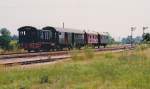 36 211 fuhr am 29.7.90 mit ihrem Sonderzug in Wassertrüdingen ein. Rechts die Ausfahrsignale Richtung Nördlingen, noch mit Signalflügeln. Der südliche Weichenbereich war weitläufiger als der nördliche.