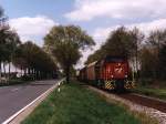 D23 der Bentheimer Eisenbahn AG mit bergabegterzug 209 zwischen Coevorden-De Heege (Die Niederlande) und Nordhorn bei Neuenhaus am 7-5-2001.
