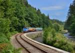 D 03 (270 010) mit einem TEE-Speisewagen sowie einem Alex-Wagen am 18.07.2015 bei Teisnach.